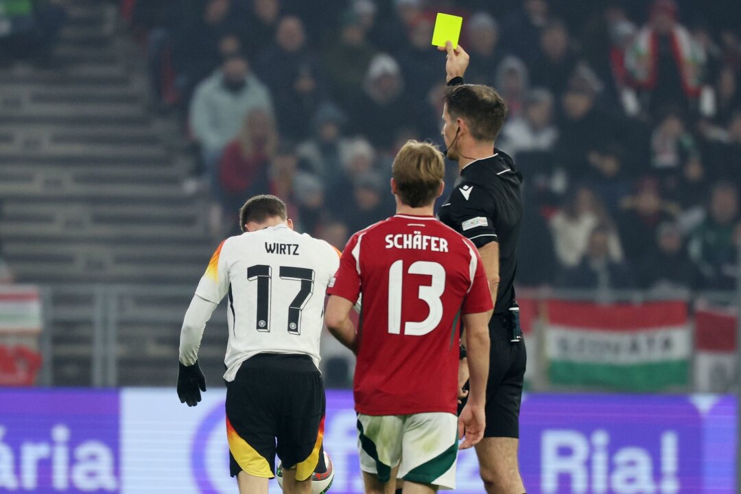 Darum ist Florian Wirtz in der Nations League gesperrt - Florian Wirtz (l) verpasst das erste K.o.-Spiel in der Nations League. 