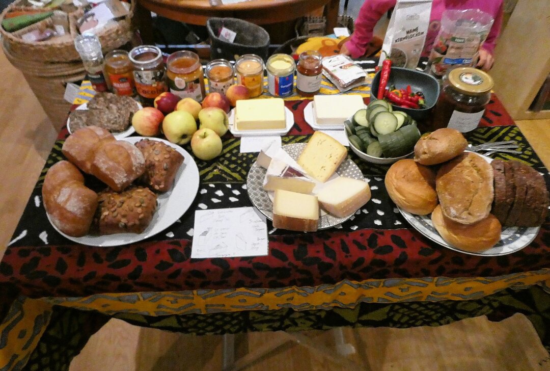 Darum wird in Freiberg am häufigsten für das Klima gefrühstückt - Fairtrade-Wette-Buffet im FAIRkauf Ladencafé.Foto: Christian Mädler-Fairtrade Town