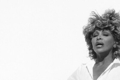 Das bewegte Leben einer Rock-Ikone: Vor einem Jahr starb Tina Turner - Nach ihrer Trennung von Ike Turner schien auch Tina Turners Karriere am Ende zu sein. Zwei Solo-Alben floppten, doch dann gelang ihr mit "Private Dancer" 1984 der erneute Durchbruch.