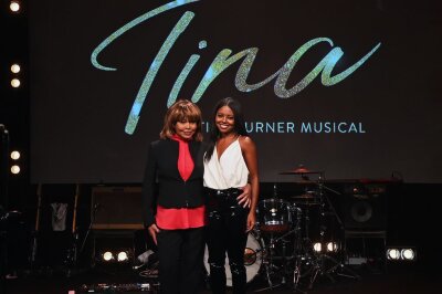 Das bewegte Leben einer Rock-Ikone: Vor einem Jahr starb Tina Turner - Tina Turner und ihre Musical-Darstellerin Adrienne Warren 2017 in London. Inzwischen ist die Show auch am New Yorker Broadway zu sehen.