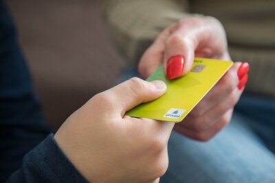 Das erste Konto für Kinder: Was Eltern wissen sollten - Nicht nur die Girocard ist bei vielen Kinderkonten dabei, mitunter wird auch eine Prepaid-Kreditkarte fürs Ausland mit ausgehändigt.