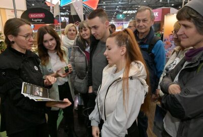 Das Erzgebirge präsentiert sich bei der Touristik & Caravaning - Bei der Touristik & Caravaning Leipzig 2024 – im Bild Julien Rauer und Laura Engelstädter vorn rechts im Gespräch mit Jeannette Mauermann (li.) vom Team der KohleWelt in Oelsnitz.