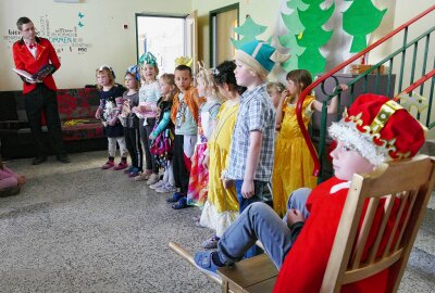 Das etwas andere Theater auf dem Ehrenfriedersdorfer "Sonnenhügel" - Gerade war in der Kita die Premiere von "Der Wackelkönig besucht seine Geschwister" zu erleben. Foto: Andreas Bauer