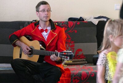 Das etwas andere Theater auf dem Ehrenfriedersdorfer "Sonnenhügel" - Mit Musik kennt sich Christoph Stahl aus, denn er ist Liedermacher und hat schon drei Alben herausgebracht. Foto: Andreas Bauer