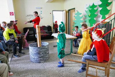 Das etwas andere Theater auf dem Ehrenfriedersdorfer "Sonnenhügel" - Im Theaterstück ging es interaktiv zu: Auch das Publikum wurde also mit einbezogen. Foto: Andreas Bauer