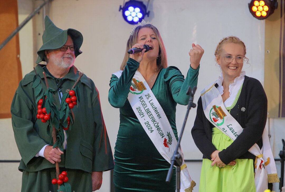 Das Geheimnis ist gelüftet: Das wird die neue Vugelbeerkönigin - Vugelbeerkönigin Sandra (Mitte) in ihrem Element. Sie zeigt dem Publikum noch einmal, dass sie Partysicher ist. Foto: Katja Lippmann-Wagner