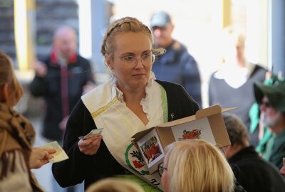 Das Geheimnis ist gelüftet: Das wird die neue Vugelbeerkönigin - Prinzessin Christina handelt für den guten Zweck: Mit den Einnahmen aus dem Verkauf von Vugelbeertroppen soll der Bau einer Wanderhütte unterstützt werden. Foto: Katja Lippmann-Wagner/PB