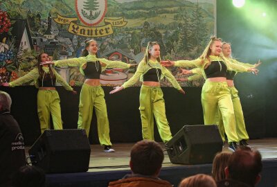 Das Geheimnis ist gelüftet: Das wird die neue Vugelbeerkönigin - Die Karo Dancers im großen Festzelt. Foto: Katja Lippmann-Wagner/PB