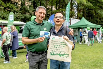 Das ist abgefahren: Zum 3. Verkehrstag kamen 1.350 Besucher - ZVV-Geschäftsführer Michael Barth (links) begrüßte Albano Werner persönlich. Der junge ÖPNV-Fan hat extra ein Foto entwickeln lassen. Foto: David Rötzschke