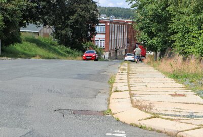 Das ist überfällig: Diese Straße im Vogtland wird endlich saniert - In Reichenbach beginnt ein neues Straßenbauprojekt. Foto: Simone Zeh