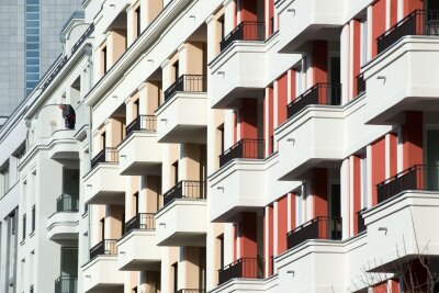 Das Kind lernt laufen: Hilfe, wie sichere ich den Balkon? - Gefahrenquelle Balkon: Um lebensgefährliche Stürze ihrer Kinder zu verhindern, sollten Eltern Vorkehrungen treffen.