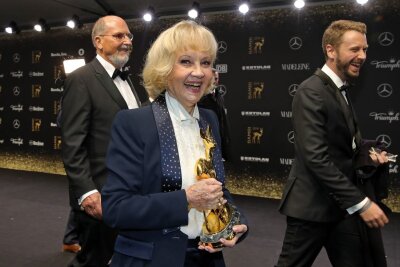 "Das Lachen der deutschen Filmgeschichte": Lilo Pulver wird 95 Jahre alt - Den Bambi für ihr Lebenswerk erhielt Liselotte Pulver im November 2018.