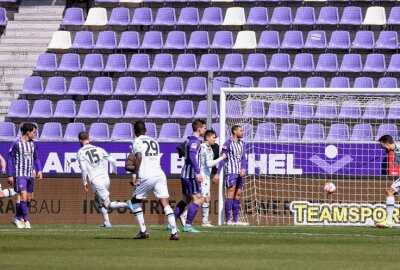 Das Leiden geht weiter: Aue jetzt Schlusslicht - Malcolm Cacutalua und Torwart Martin Männel können den Treffer nicht verhindern. Foto: PICTURE POINT/S. Sonntag