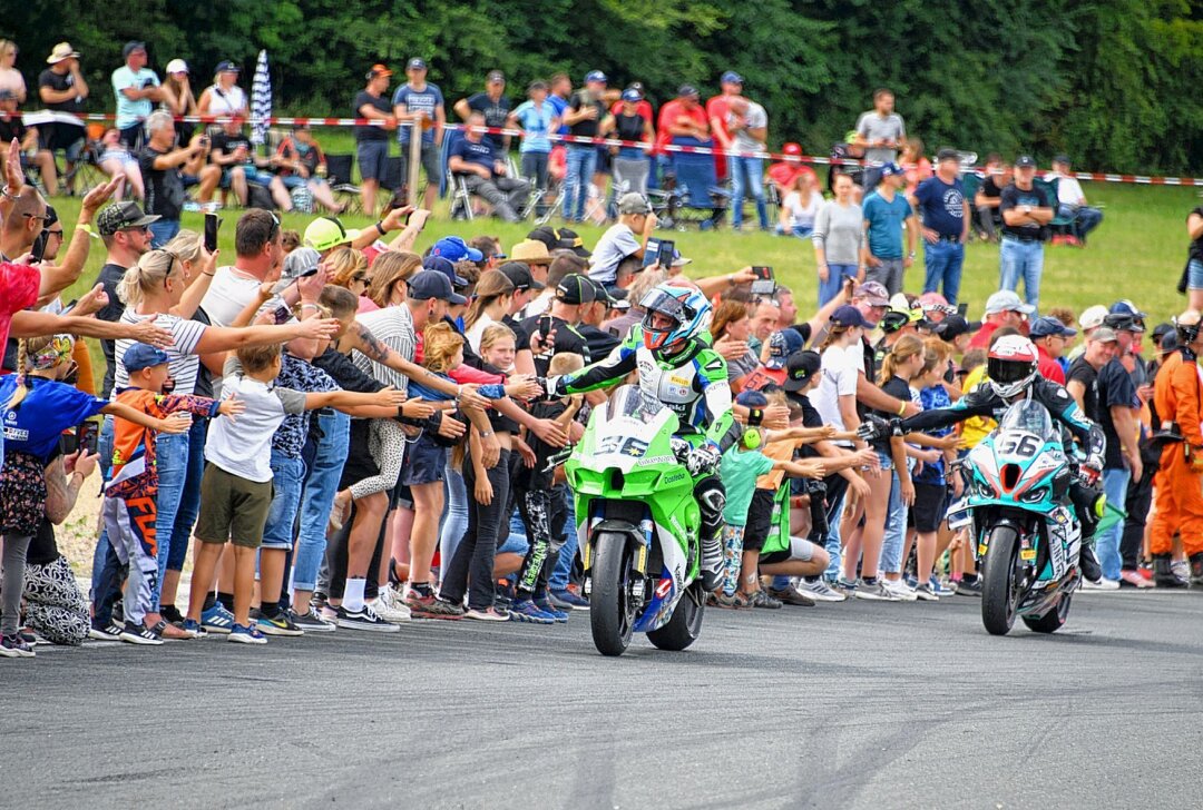 Das nächste Motorsport-Spektakel ruft: Schleizer Dreieck bittet zur IDM - Solch eine Stimmung gibt es nur am und sogar auf dem Schleizer Dreieck. Foto: Thorsten Horn