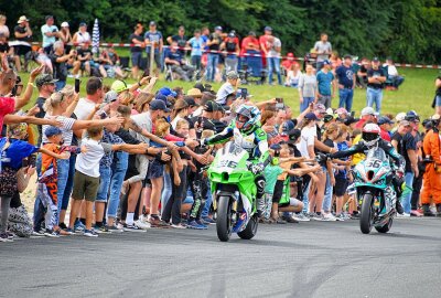 Das nächste Motorsport-Spektakel ruft: Schleizer Dreieck bittet zur IDM - Solch eine Stimmung gibt es nur am und sogar auf dem Schleizer Dreieck. Foto: Thorsten Horn