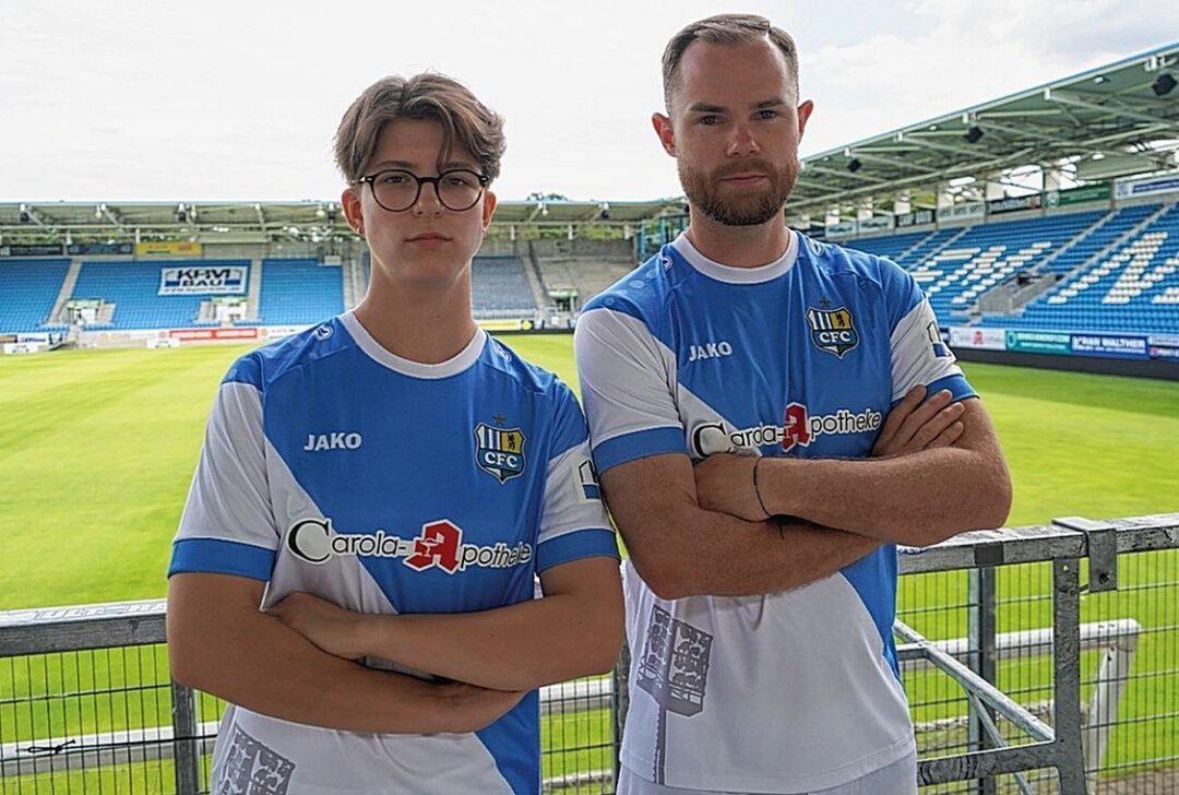 Das neue CFC-Heimtrikot: Kultdesign mit Flutlichtmast und liebevollen Details - Amelie Bär aus der Damen-Mannschaft und Mannschaftskapitän Tobias Müller vom Regionalliga-Team des CFC im neuen Trikot. Foto: Chemnitzer FC