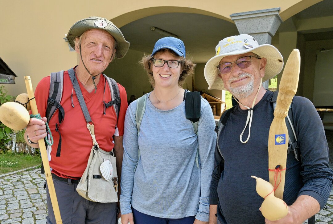 Das Pilgern versprüht eine Art Magie - Beim Pilgermarathon - im Bild (v.li.) Gerd Lauckner, Sarah Becher und Heinz Poller. Foto: Ralf Wendland