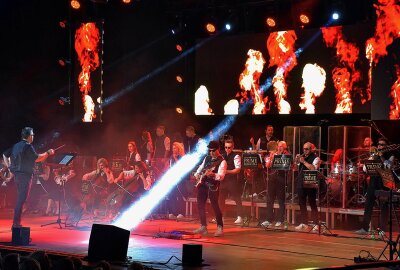 Das "Prime Orchestra" zelebrierte Rock-Klassiker in der Stadthalle Chemnitz - Ein besonderes Musikerlebnis für die Fans im gut gefüllten großen Saal. Foto: Maik Bohn