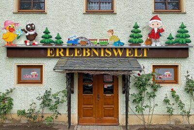 Das Sandmännchen und seine Freunde wohnen jetzt in Langenwolmsdorf - Der Eingang zur Erlebniswelt der Firma Ratags. Foto Johannes Dose