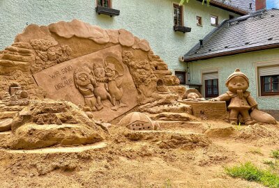 Das Sandmännchen und seine Freunde wohnen jetzt in Langenwolmsdorf - Auch das gibt es bei der Firma Ratags zu sehen: Das Sandmännchen und seine Freunde in Sand. Foto: Johannes Dose