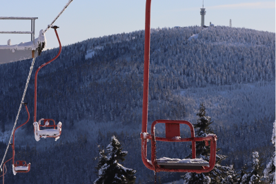 Roter Skilift mit verschneitem Keilberg im Hintergrund