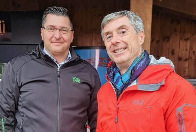 Das sind die Gewinner der "Sterne des Sports" - Landrat Thomas Hennig (links) und Volksbank-Vorstand Andreas Hostalka. Foto: Volksbank