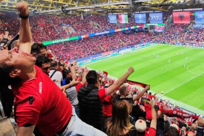 Das sind die Gewinnerfotos vom "EURO 2024" Fotowettbewerb - Beim Spiel Albanien vs. Italien konnte Marcus sich nicht im Sitz halten und schrieb uns "Was für ein Moment nach 22 Sekunden". Die Freude schwappte auch auf uns über.