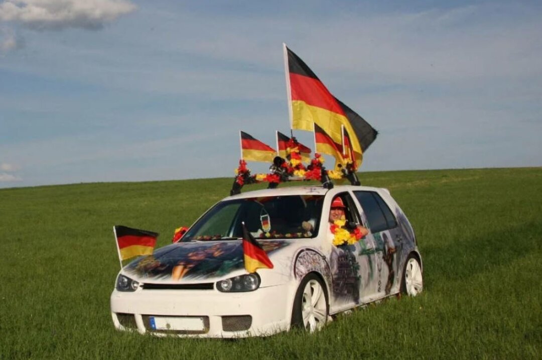 Das sind die Gewinnerfotos vom "EURO 2024" Fotowettbewerb - "Hier seht ihr mein Deutschlandmobil" sagt Patrick und gewinnt die Herzen der Votenden. 