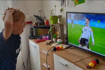 Das sind die Gewinnerfotos vom "EURO 2024" Fotowettbewerb - Niklas zeigt uns, wie er mit der deutschen Nationalmannschaft vor dem Fernseher mitgefiebert hat. 