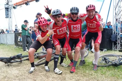 Das sind die Siegerfotos vom Heavy24-Fotowettbewerb - Das Team Schmutzbengel ist "powered by Gerüstbau Haustein: Wir 4 von der Brücke, der bei der Heavy24-Familie bekannten (man munkelt auch verhassten) Haustein-Brücke, haben absolut überraschend als 4er Freizeit- Mixed-Team den 3. Platz abgeräumt. Mit Unterstützung der tollen Schmutzbengelfamilie konnten wir das Heavy24 2024 damit ganz schön aufmischen." Damit sahnen die Schmutzbengel gleich doppelt ab.