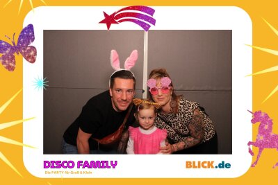 Das sind die tollen Erinnerungsfotos der "Disco Family" - In der Fotobox konnten die Besucher den unvergesslichen Abend festhalten. Foto: Family Disco/ Blick.de