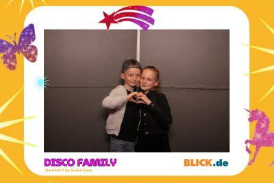 Das sind die tollen Erinnerungsfotos der "Disco Family" - In der Fotobox konnten die Besucher den unvergesslichen Abend festhalten. Foto: Family Disco/ Blick.de