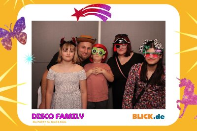 Das sind die tollen Erinnerungsfotos der "Disco Family" - In der Fotobox konnten die Besucher den unvergesslichen Abend festhalten. Foto: Family Disco/ Blick.de