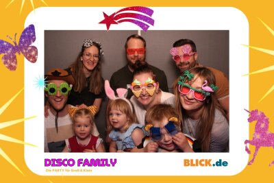 Das sind die tollen Erinnerungsfotos der "Disco Family" - In der Fotobox konnten die Besucher den unvergesslichen Abend festhalten. Foto: Family Disco/ Blick.de