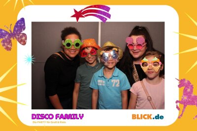 Das sind die tollen Erinnerungsfotos der "Disco Family" - In der Fotobox konnten die Besucher den unvergesslichen Abend festhalten. Foto: Family Disco/ Blick.de