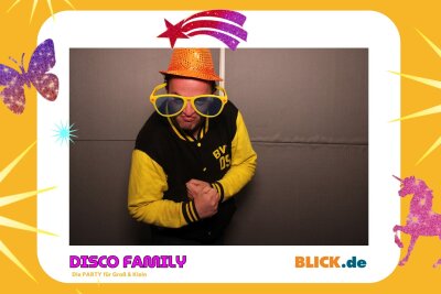 Das sind die tollen Erinnerungsfotos der "Disco Family" - In der Fotobox konnten die Besucher den unvergesslichen Abend festhalten. Foto: Family Disco/ Blick.de