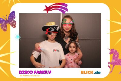 Das sind die tollen Erinnerungsfotos der "Disco Family" - In der Fotobox konnten die Besucher den unvergesslichen Abend festhalten. Foto: Family Disco/ Blick.de