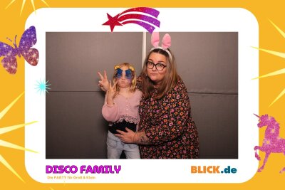 Das sind die tollen Erinnerungsfotos der "Disco Family" - In der Fotobox konnten die Besucher den unvergesslichen Abend festhalten. Foto: Family Disco/ Blick.de