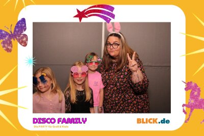 Das sind die tollen Erinnerungsfotos der "Disco Family" - In der Fotobox konnten die Besucher den unvergesslichen Abend festhalten. Foto: Family Disco/ Blick.de