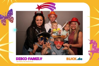 Das sind die tollen Erinnerungsfotos der "Disco Family" - In der Fotobox konnten die Besucher den unvergesslichen Abend festhalten. Foto: Family Disco/ Blick.de