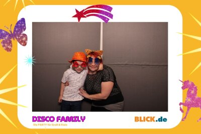 Das sind die tollen Erinnerungsfotos der "Disco Family" - In der Fotobox konnten die Besucher den unvergesslichen Abend festhalten. Foto: Family Disco/ Blick.de