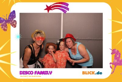 Das sind die tollen Erinnerungsfotos der "Disco Family" - In der Fotobox konnten die Besucher den unvergesslichen Abend festhalten. Foto: Family Disco/ Blick.de