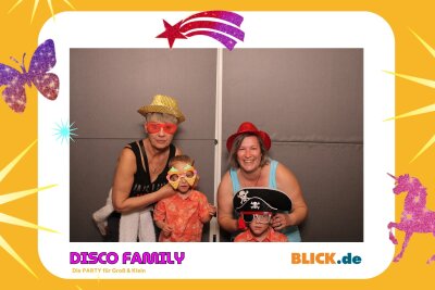 Das sind die tollen Erinnerungsfotos der "Disco Family" - In der Fotobox konnten die Besucher den unvergesslichen Abend festhalten. Foto: Family Disco/ Blick.de