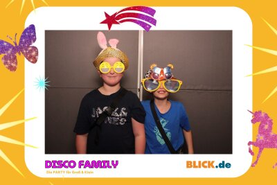 Das sind die tollen Erinnerungsfotos der "Disco Family" - In der Fotobox konnten die Besucher den unvergesslichen Abend festhalten. Foto: Family Disco/ Blick.de