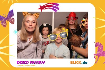 Das sind die tollen Erinnerungsfotos der "Disco Family" - In der Fotobox konnten die Besucher den unvergesslichen Abend festhalten. Foto: Family Disco/ Blick.de