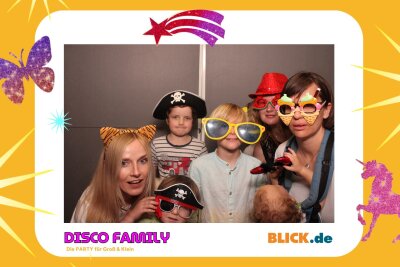 Das sind die tollen Erinnerungsfotos der "Disco Family" - In der Fotobox konnten die Besucher den unvergesslichen Abend festhalten. Foto: Family Disco/ Blick.de