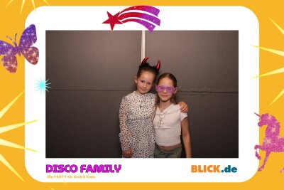 Das sind die tollen Erinnerungsfotos der "Disco Family" - In der Fotobox konnten die Besucher den unvergesslichen Abend festhalten. Foto: Family Disco/ Blick.de