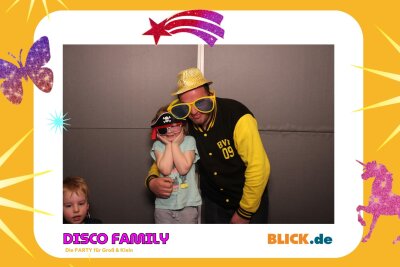 Das sind die tollen Erinnerungsfotos der "Disco Family" - In der Fotobox konnten die Besucher den unvergesslichen Abend festhalten. Foto: Family Disco/ Blick.de