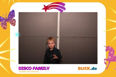 Das sind die tollen Erinnerungsfotos der "Disco Family" - In der Fotobox konnten die Besucher den unvergesslichen Abend festhalten. Foto: Family Disco/ Blick.de