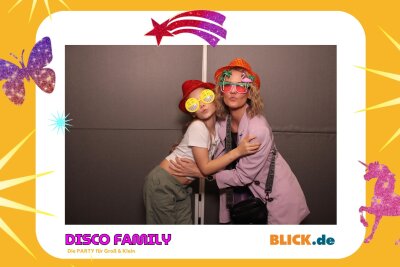 Das sind die tollen Erinnerungsfotos der "Disco Family" - In der Fotobox konnten die Besucher den unvergesslichen Abend festhalten. Foto: Family Disco/ Blick.de